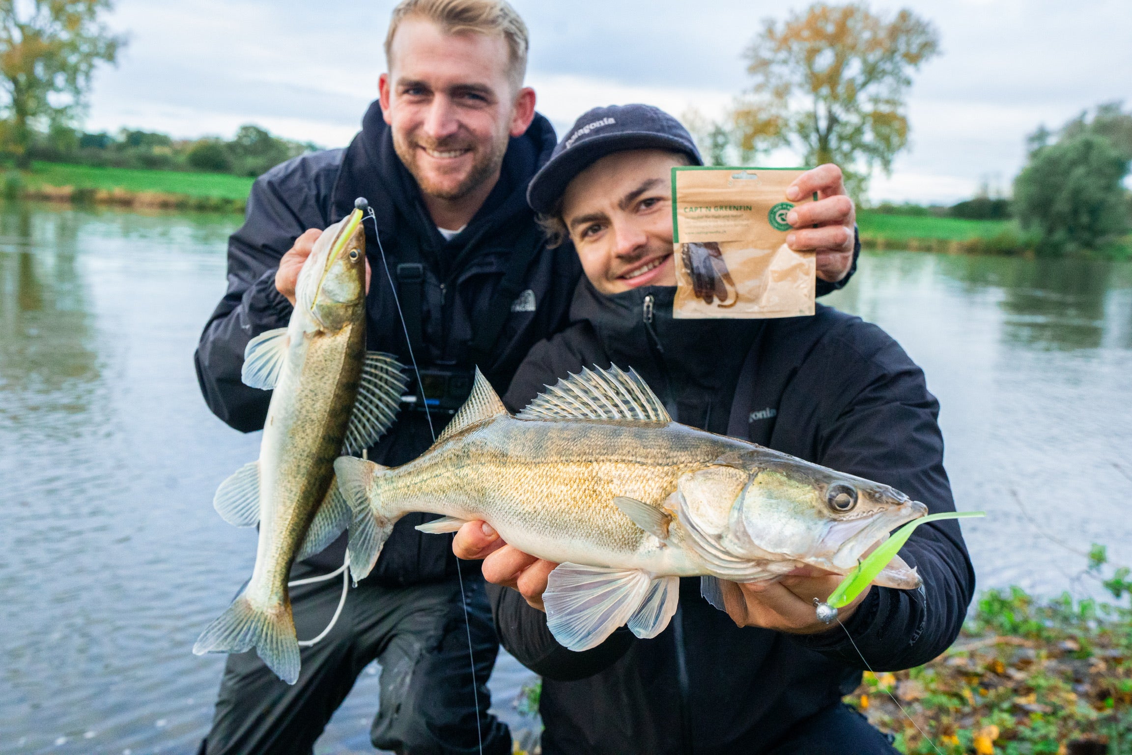 Zwei Angler mit Zandern und Capt'n Greenfin Protein Ködern